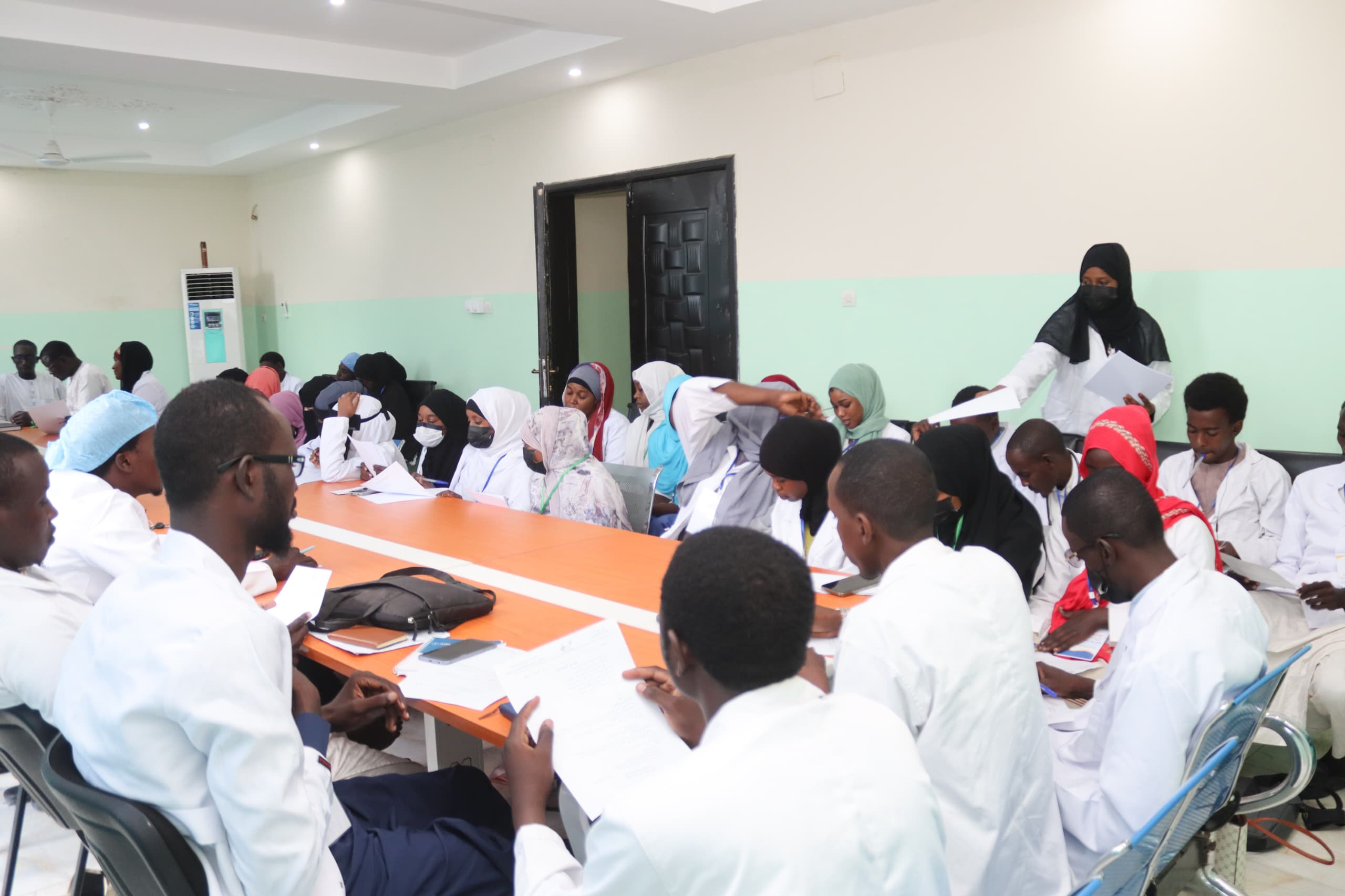 اختتمت اليوم أعمال الدورة التدريبية الثانية في أساسيات التمريض، التي نظمتها جمعية سنابل الصحة – تشاد ضمن برامج الملتقى الصحي، بمشاركة أكثر من أربعين متدربًا ومتدربة.